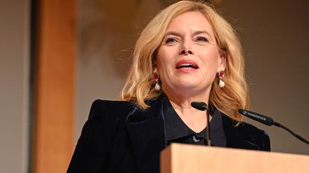 Bundestagspräsidentin Julia Klöckner hielt in Berlin eine Laudatio auf die Streetworkerin Sabine Constabel, die sich gegen Prostitution engagiert.