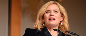 Bundestagspräsidentin Julia Klöckner hielt in Berlin eine Laudatio auf die Streetworkerin Sabine Constabel, die sich gegen Prostitution engagiert.