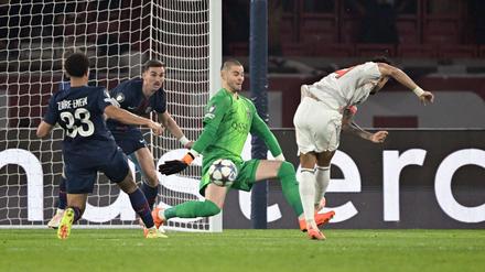Luis Díaz (r) erzielt das frühe 1:0 für Bayern.