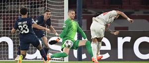 Luis Díaz (r) erzielt das frühe 1:0 für Bayern.