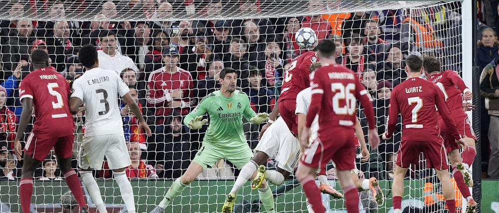 Liverpools Alexis Mac Allister trifft per Kopf gegen Real Madrid.