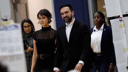 Zohran Mamdani mit seiner Frau Rama Duwaji geben am Dienstag in der Frank Sinatra School of Arts in Queens (New York) ihre Stimme ab.