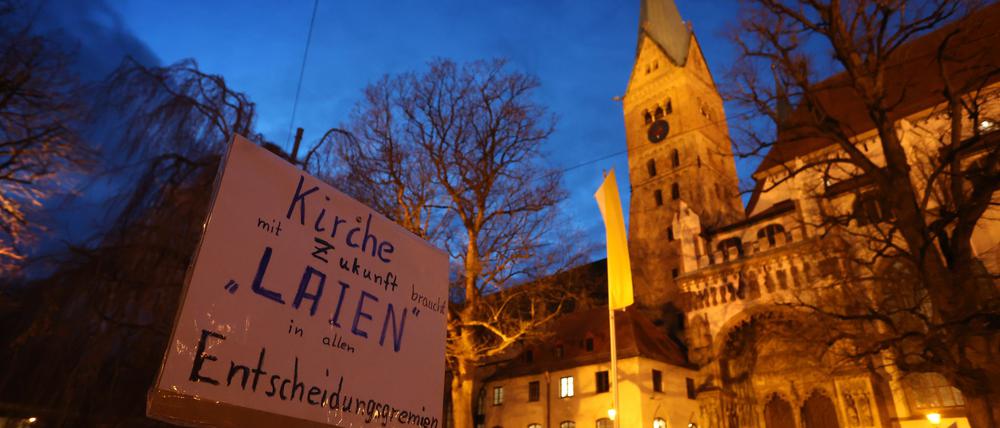 Mehr Laienbeteiligung gehört zum Forderungskatalog von reformorientierten Katholiken. (Archivbild)