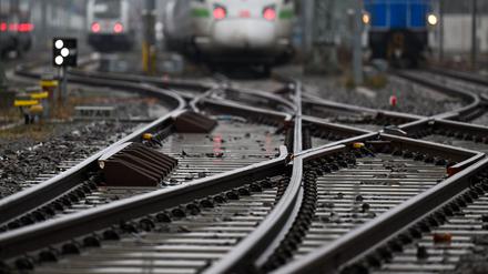 Die Deutsche Bahn will in einem Pilotprojekt erstmals „grünen“ Stahl in Schienen verbauen. (Archivbild)