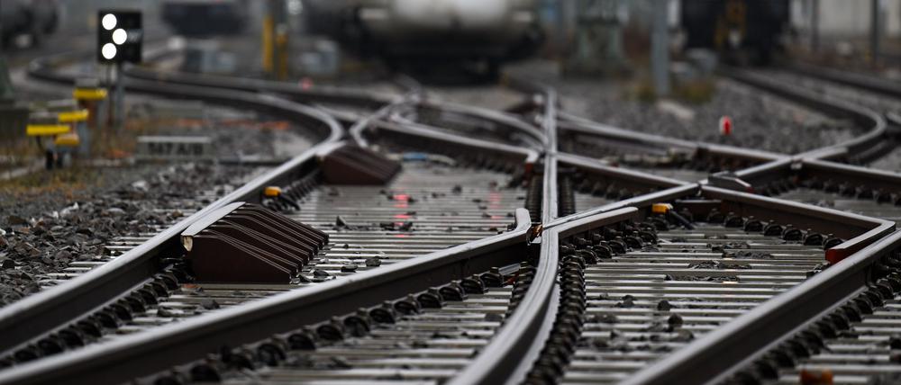 Die Deutsche Bahn will in einem Pilotprojekt erstmals „grünen“ Stahl in Schienen verbauen. (Archivbild)