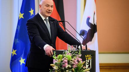 Berlins Regierender Bürgermeister Kai Wegener (CDU) verleiht das Band für Mut und Verständigung. (Archivbild) 
