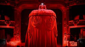 Unter dem Reifrock beginnt die Show erst richtig.