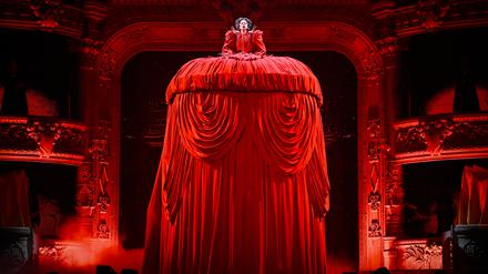 Unter dem Reifrock beginnt die Show erst richtig.