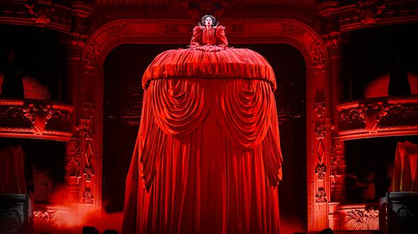 Unter dem Reifrock beginnt die Show erst richtig.