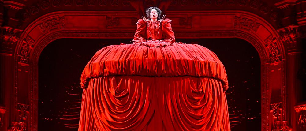 Unter dem Reifrock beginnt die Show erst richtig.