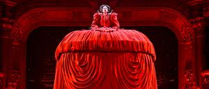 Unter dem Reifrock beginnt die Show erst richtig.