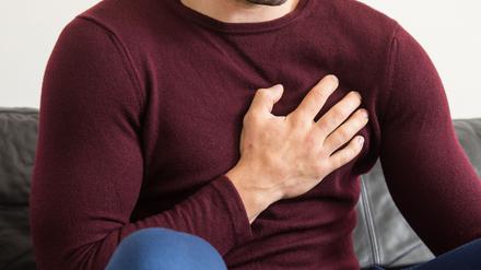 Druck und Schmerzen in der Brust: Was tun bei einem Angina-Pectoris-Anfall?