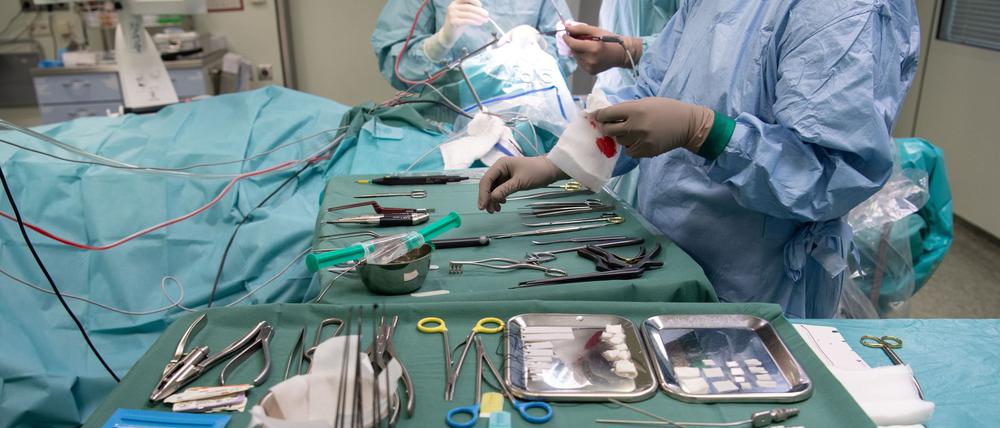 Operationsbesteck liegt während einer Operation in einer Klinik auf einem Tisch.