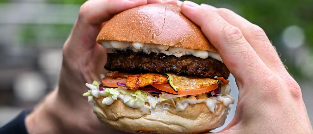 Burger mit einem vegetarischen Patty belegt. (Archivbild)