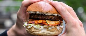 Burger mit einem vegetarischen Patty belegt. (Archivbild)
