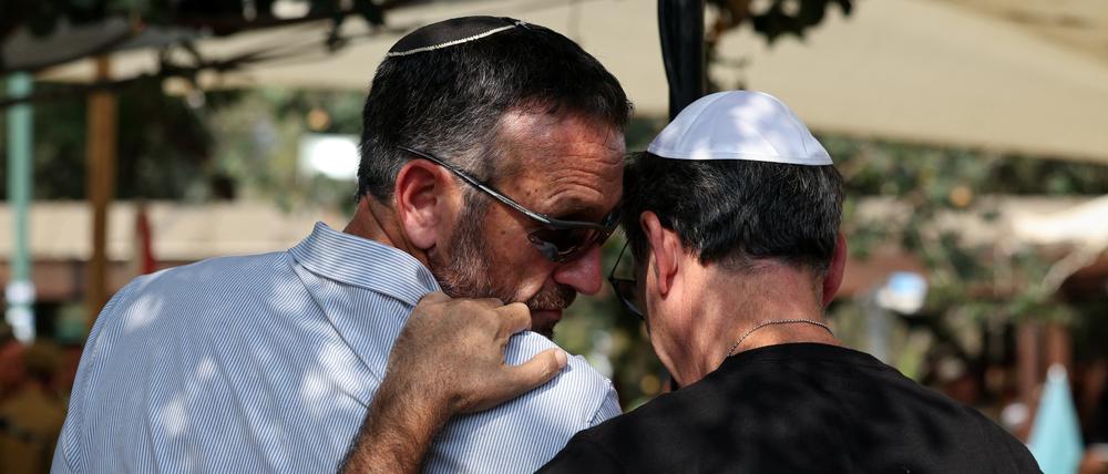 Der ehemalige Generalstabschef der israelischen Streitkräfte, Herzi Halevi, und Ruby Chen, Vater des verstorbenen israelischen Geisels Itay Chen.