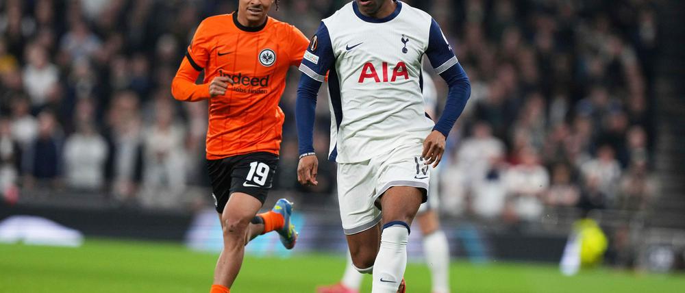 Tottenhams Destiny Udogie (r) soll von einem Spielerberater mit der Waffe bedroht worden sein. (Archivbild)