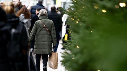 ARCHIV - 03.12.2023, Berlin: Menschen gehen mit Einkaufstüten am verkaufsoffenen Sonntag durch Berlin-Mitte. (zu dpa: «Shoppen im Advent: An diesen Sonntagen sind Geschäfte offen») Foto: Fabian Sommer/dpa +++ dpa-Bildfunk +++