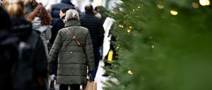 ARCHIV - 03.12.2023, Berlin: Menschen gehen mit Einkaufstüten am verkaufsoffenen Sonntag durch Berlin-Mitte. (zu dpa: «Shoppen im Advent: An diesen Sonntagen sind Geschäfte offen») Foto: Fabian Sommer/dpa +++ dpa-Bildfunk +++