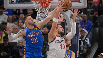Isaiah Hartenstein (l) zeigte gegen sein Ex-Team vollen Einsatz.