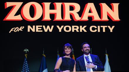 Linker Demokrat Zohran Mamdani (hier mit seiner Frau) wird neuer Bürgermeister von New York.