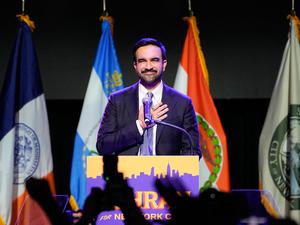 04.11.2025, USA, New York: Zohran Mamdani spricht nach seinem Sieg bei den Bürgermeisterwahlen. Foto: Yuki Iwamura/AP/dpa +++ dpa-Bildfunk +++