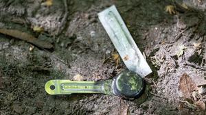 ARCHIV - 12.08.2025, Berlin: Ein Löffel für den Drogenkonsum liegt in Berlin-Kreuzberg auf einem Grünstreifen am Boden. (zu dpa: «Drogenhilfe in Berlin: Elend ist auf Straße gedrückt worden») Foto: Fabian Sommer/dpa +++ dpa-Bildfunk +++