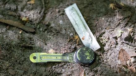 ARCHIV - 12.08.2025, Berlin: Ein Löffel für den Drogenkonsum liegt in Berlin-Kreuzberg auf einem Grünstreifen am Boden. (zu dpa: «Drogenhilfe in Berlin: Elend ist auf Straße gedrückt worden») Foto: Fabian Sommer/dpa +++ dpa-Bildfunk +++