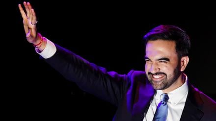 Zohran Mamdani winkt seinen Unterstützern zu.