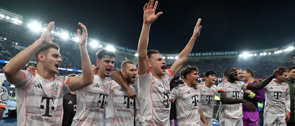  Bayerns Spieler jubeln nach dem Spiel.