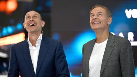Volkswagen-Chef Oliver Blume (r) und Volkswagen-Vorstandmitglied für China, Ralf Brandstätter, in Shanghai. Der Konzern investiert trotz Schwierigkeiten viel Geld in die neue Technologie.
