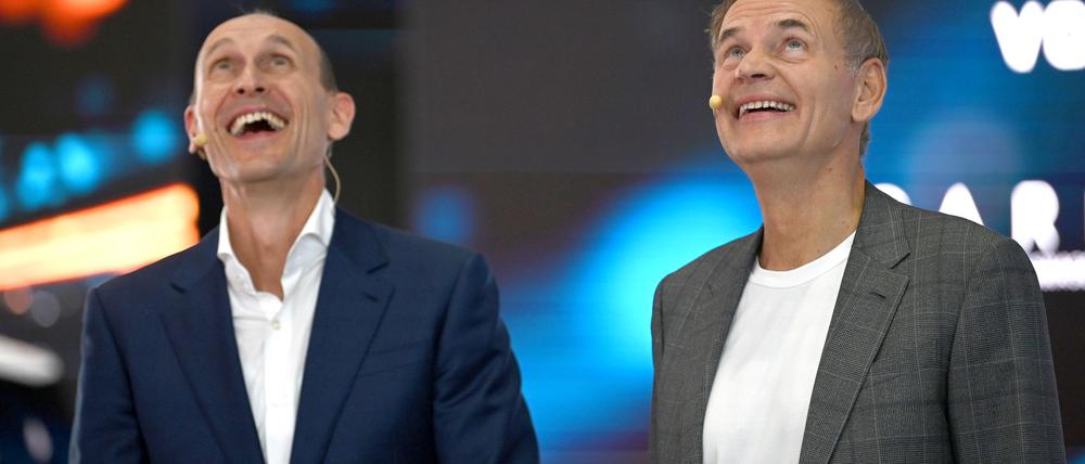 Volkswagen-Chef Oliver Blume (r) und Volkswagen-Vorstandmitglied für China, Ralf Brandstätter, in Shanghai. Der Konzern investiert trotz Schwierigkeiten viel Geld in die neue Technologie. 