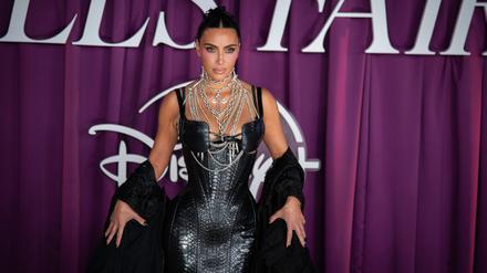 Kim Kardashian tritt bei einer Veranstaltung auf.