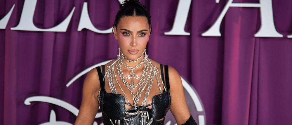  Kim Kardashian tritt bei einer Veranstaltung auf.