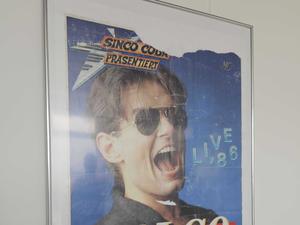 Das Falco-Plakat im Bahntower.