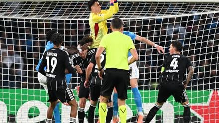 Die Spieler von Eintracht Frankfurt um Robin Koch (r) vermissten beim Gastspiel in Neapel die eigenen Fans.