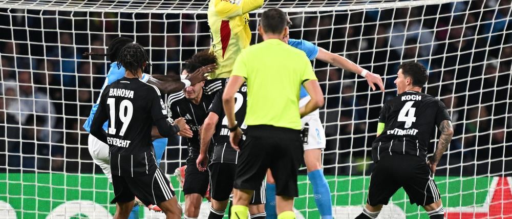 Die Spieler von Eintracht Frankfurt um Robin Koch (r) vermissten beim Gastspiel in Neapel die eigenen Fans.