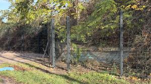 Der erste Zaun am „Görli“ steht.