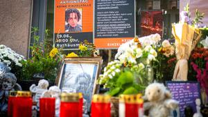 Am Tatort in der Oldenburger Innenstadt erinnern Fotos, Blumen und Kerzen an Lorenz, der durch Polizeischüsse tödlich verletzt wurde. Mindestens drei Schüsse trafen den 21-Jährigen in der Nacht zu Ostersonntag von hinten. 