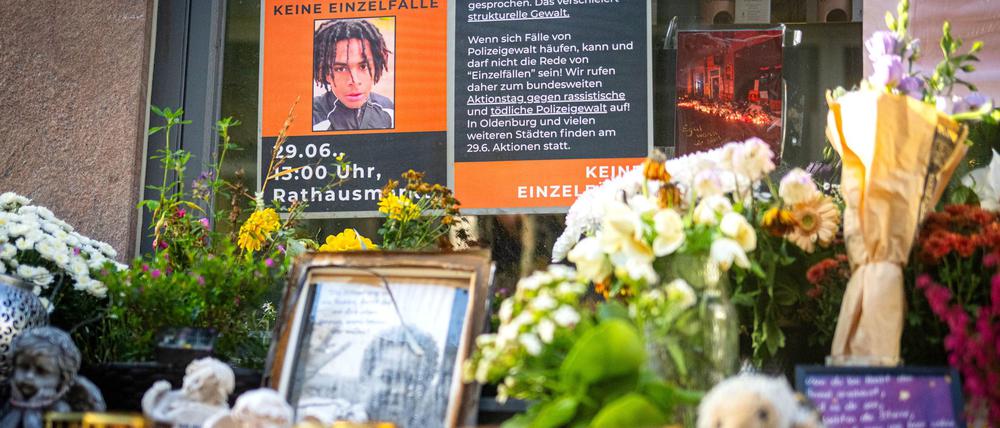 Am Tatort in der Oldenburger Innenstadt erinnern Fotos, Blumen und Kerzen an Lorenz, der durch Polizeischüsse tödlich verletzt wurde. Mindestens drei Schüsse trafen den 21-Jährigen in der Nacht zu Ostersonntag von hinten.