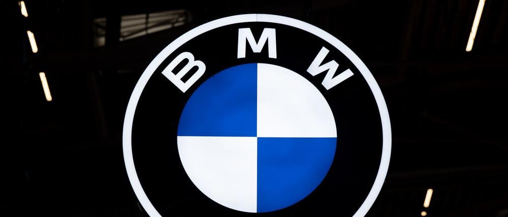 BMW bekommt die Krise zu spüren, bewältigt sie bisher aber besser als die heimische Konkurrenz.