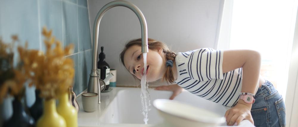 Kann man noch aus dem Hahn trinken? Ein Chemiker sagt: ja. Die größeren PFAS-Quellen liegen woanders.