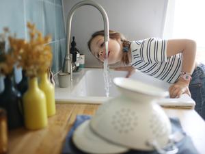 Kann man noch aus dem Hahn trinken? Ein Chemiker sagt: ja. Die größeren PFAS-Quellen liegen woanders.