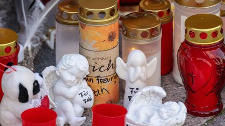 Vor der Marienkirche stehen Grablichter, Blumen und Plüschtiere im Gedenken an den achtjährigen Fabian.