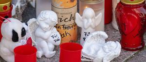 Vor der Marienkirche stehen Grablichter, Blumen und Plüschtiere im Gedenken an den achtjährigen Fabian.