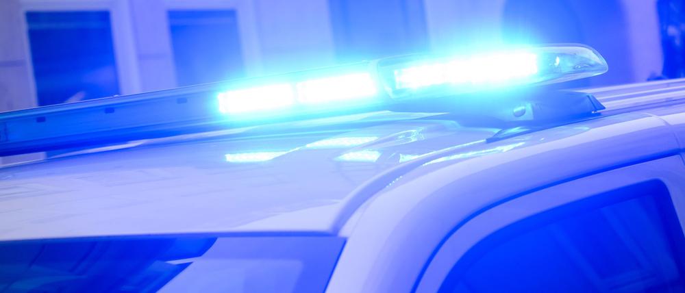 Ein Blaulicht leuchtet auf einem Einsatzfahrzeug der Polizei. (Symbolbild)