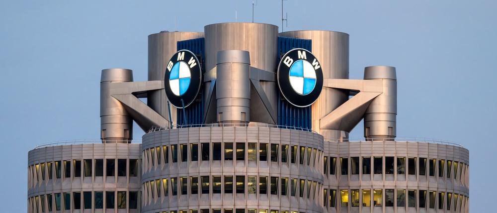 Die BMW-Konzernzentrale mit dem BMW-Logo.