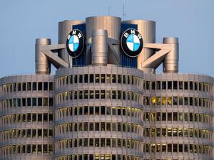 Die BMW-Konzernzentrale mit dem BMW-Logo
