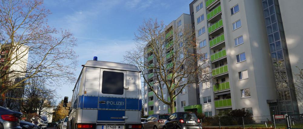 In Neukölln durchsuchten Polizisten am Morgen ein Objekt.