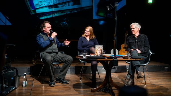 Die Reihe "Herz über Kopf" im Konzerthaus. Charly Hübner mit Rieke Havertz und Ted Schmitz (v.l.) Foto: Markus Werner